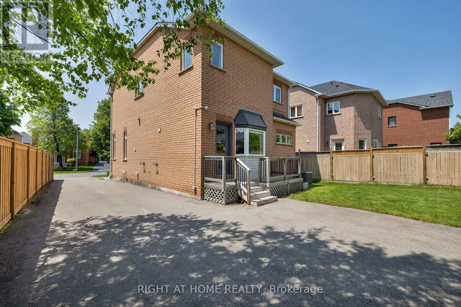 2591 CASTLE HILL CRESCENT Image 40