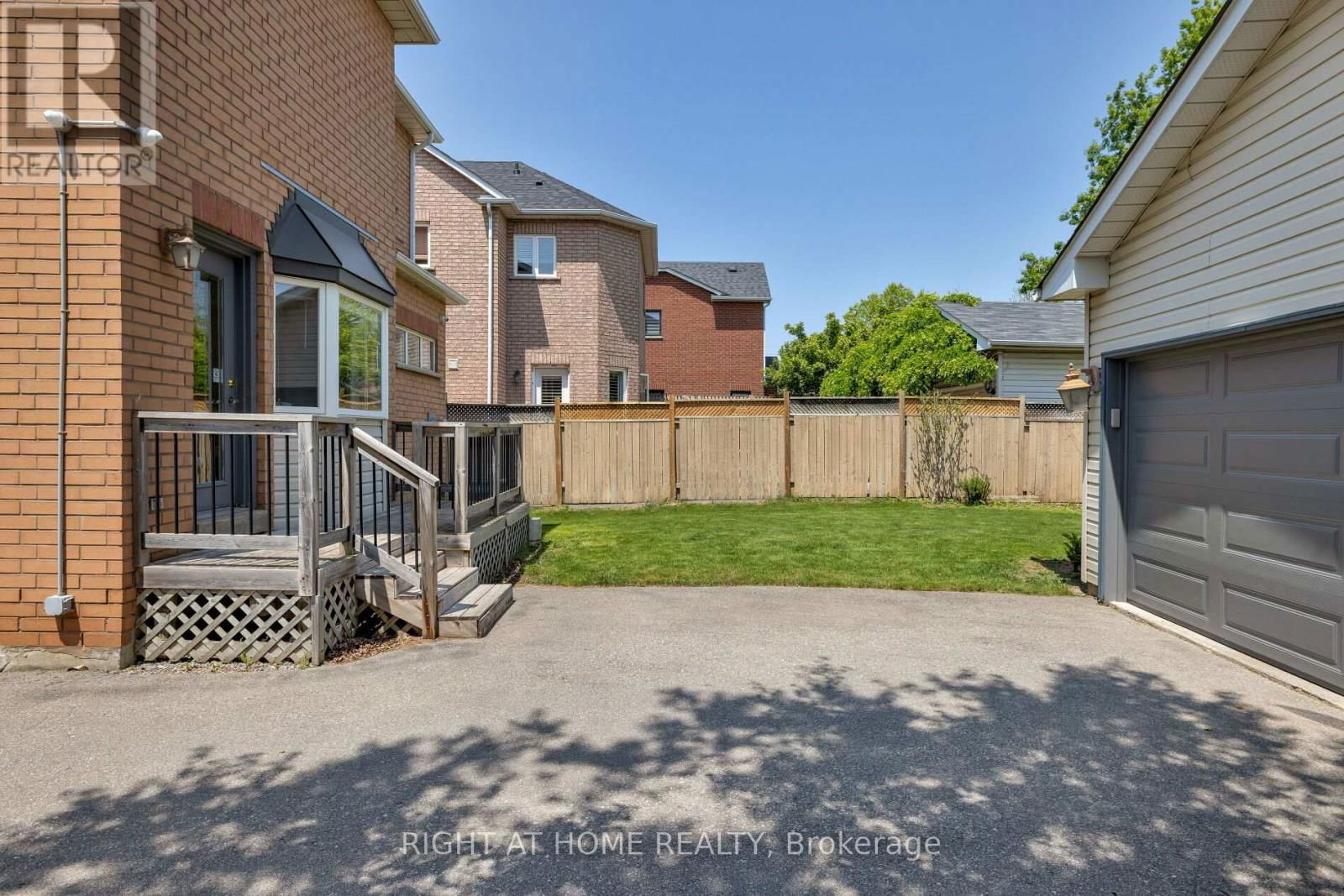 2591 CASTLE HILL CRESCENT Image 41