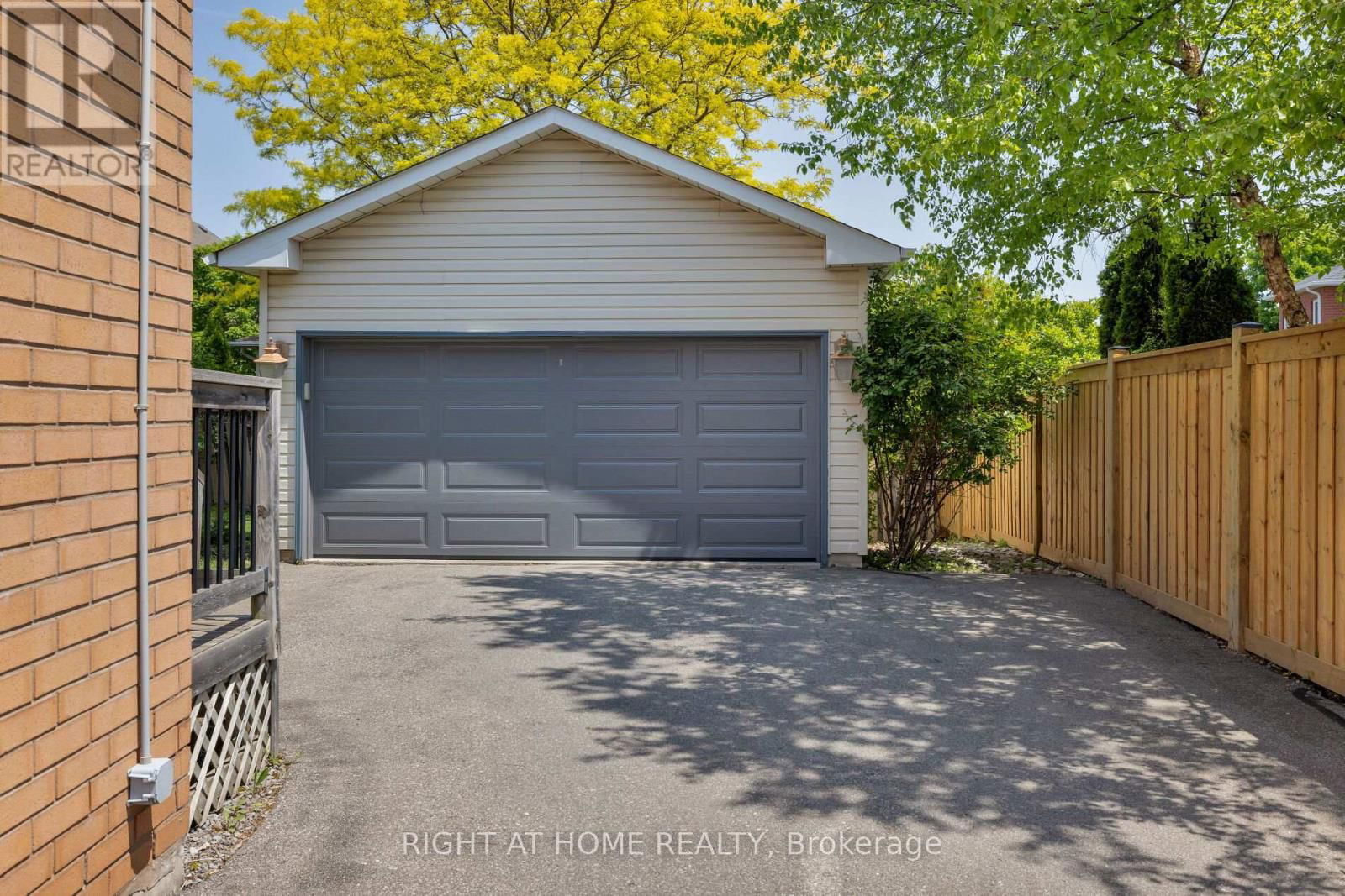 2591 CASTLE HILL CRESCENT Image 42