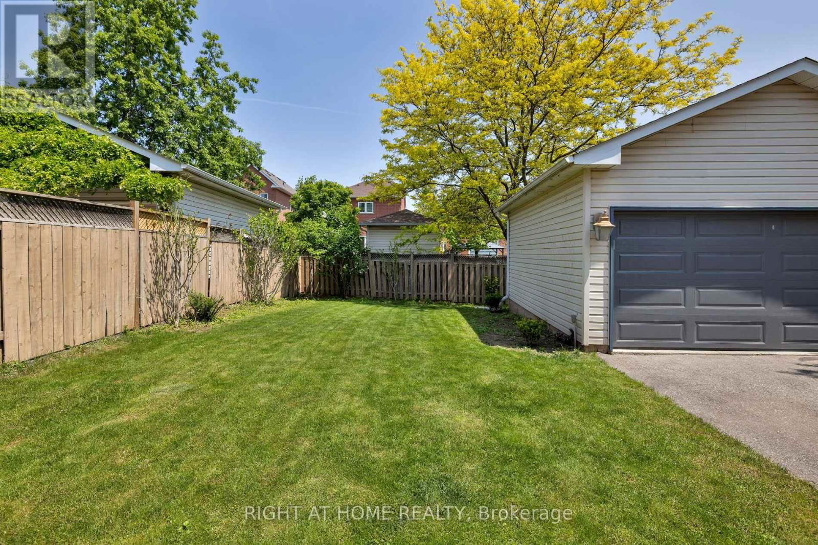 2591 CASTLE HILL CRESCENT Image 43