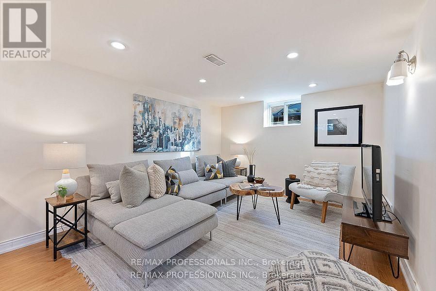 10 WOODBURY PLACE Image 27