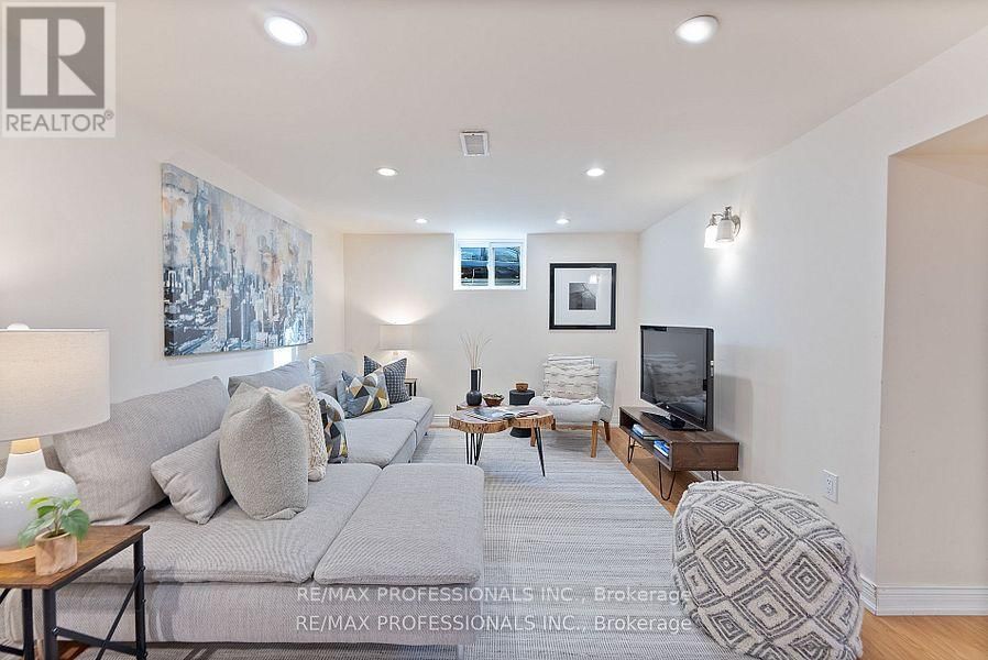 10 WOODBURY PLACE Image 28