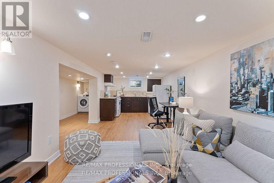 10 WOODBURY PLACE Image 29