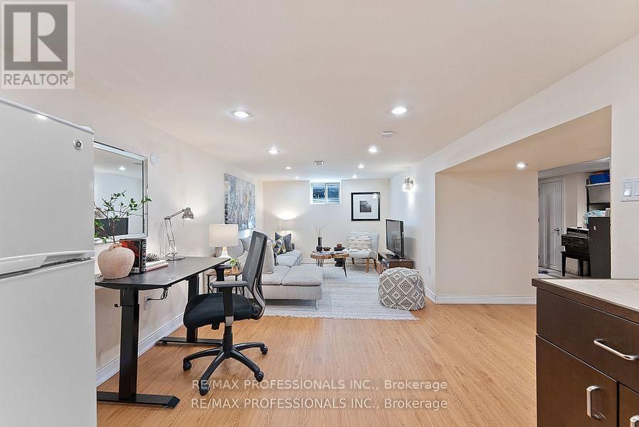10 WOODBURY PLACE Image 30