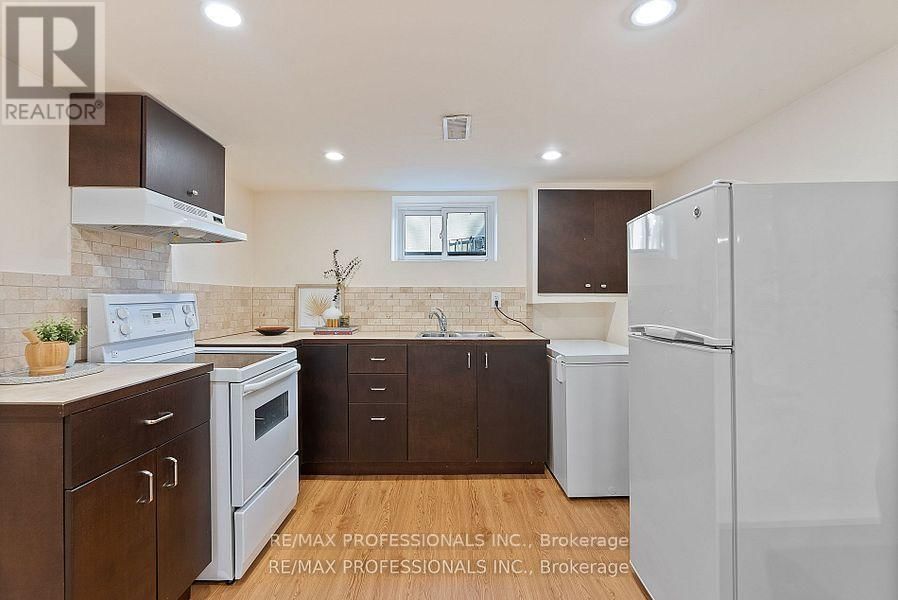 10 WOODBURY PLACE Image 31