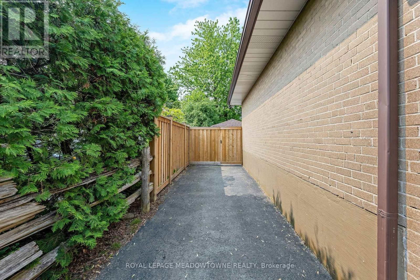 13 GOWER COURT Image 3