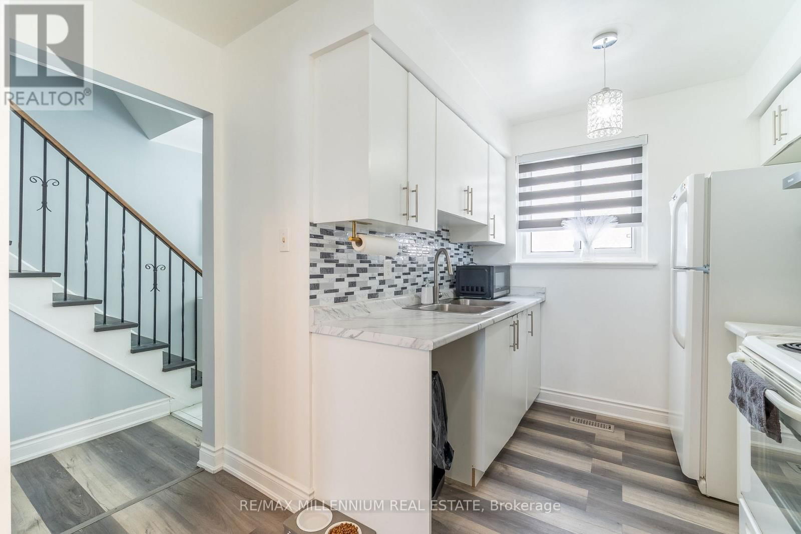 52 VILLAGE COURT Image 12