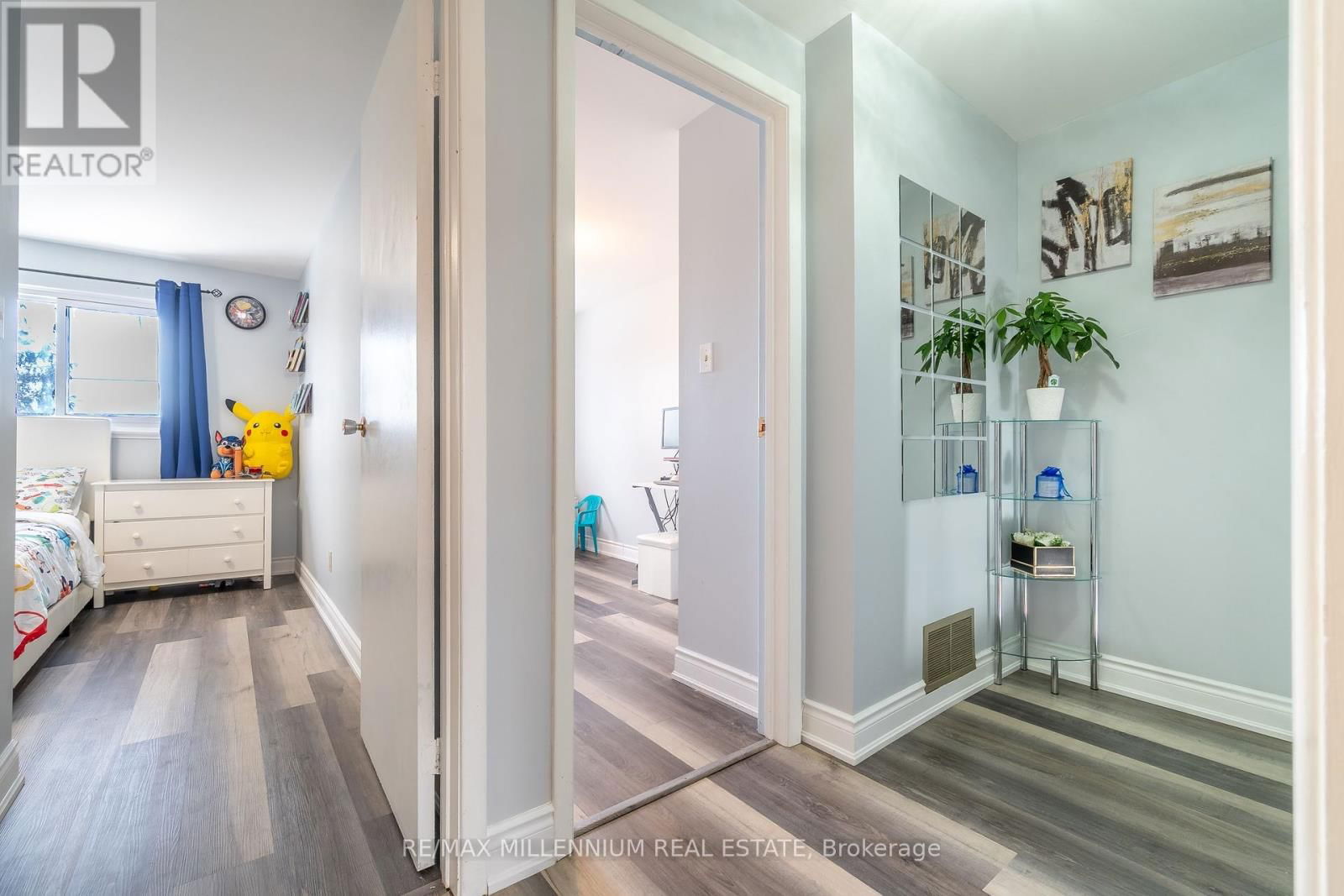 52 VILLAGE COURT Image 20