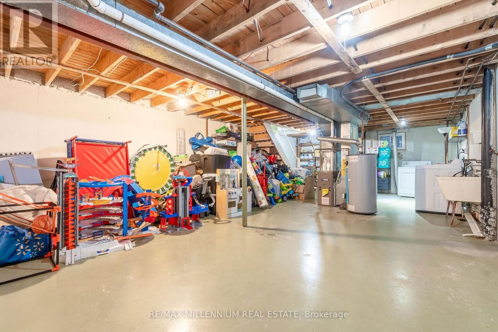 52 VILLAGE COURT Image 32