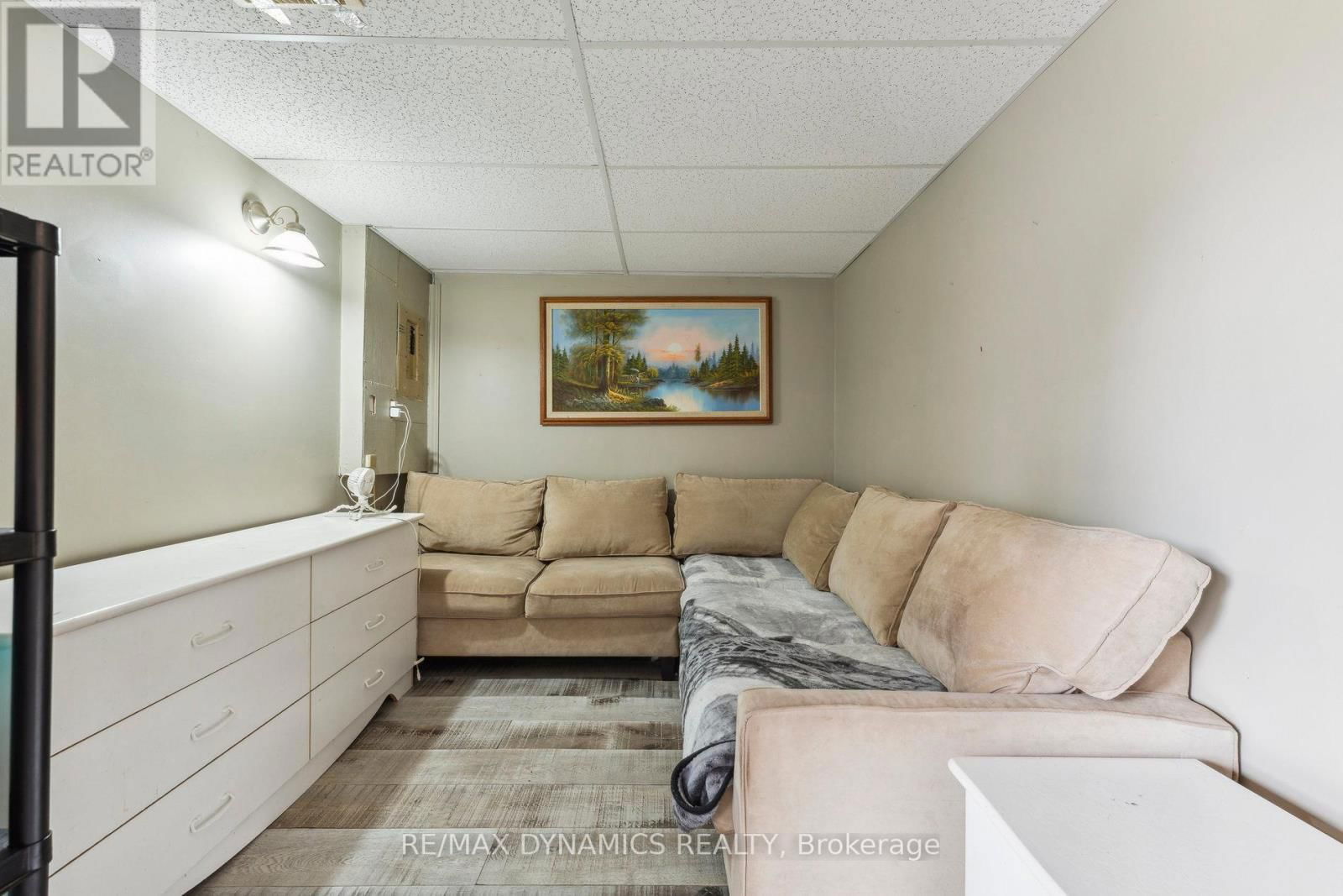 82 LYNDEN CIRCLE Image 16