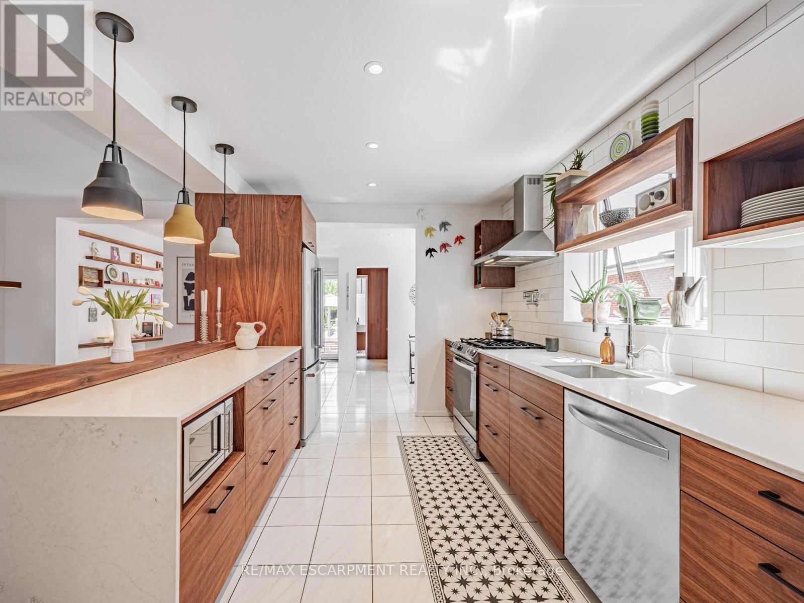 35 WOODENHILL COURT Image 12