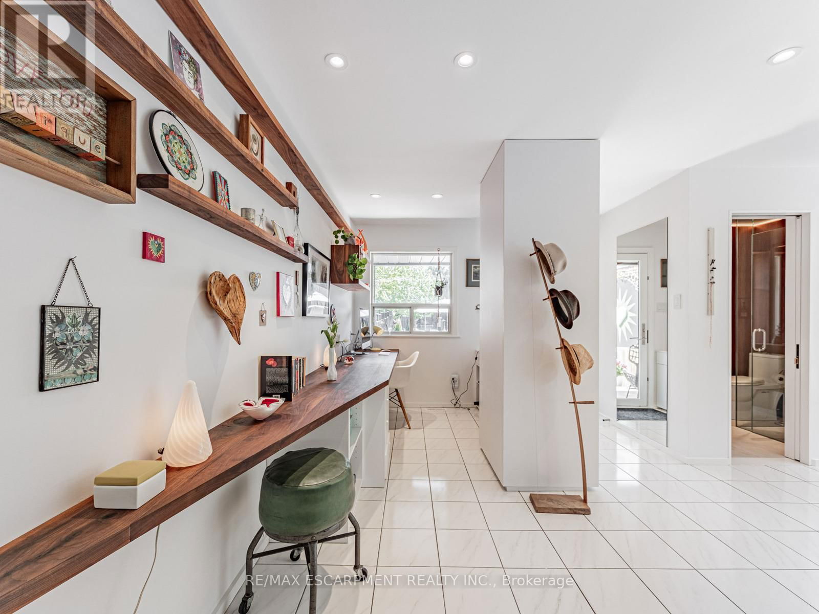 35 WOODENHILL COURT Image 17