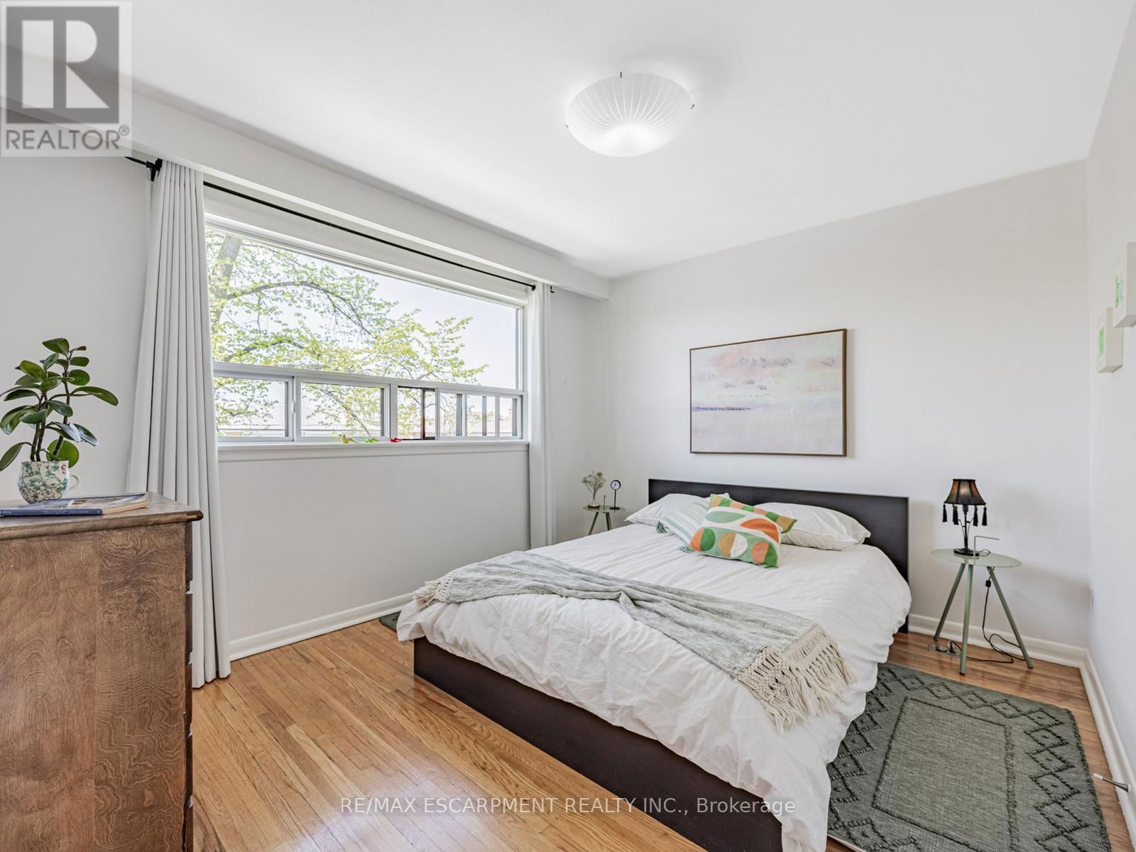 35 WOODENHILL COURT Image 19
