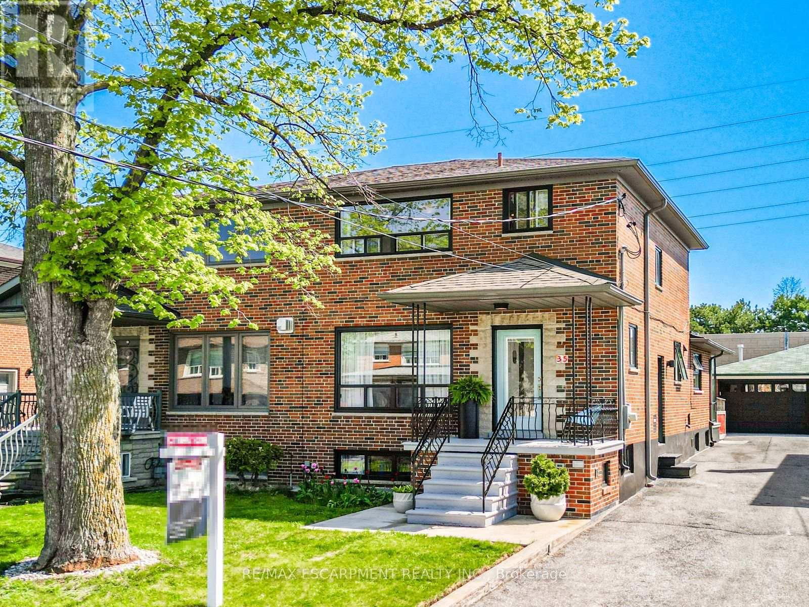 35 WOODENHILL COURT Image 2