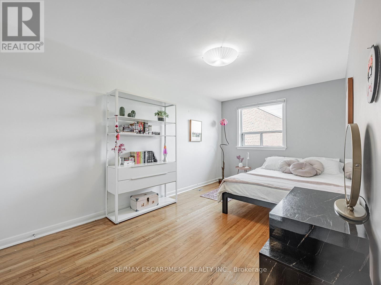 35 WOODENHILL COURT Image 22