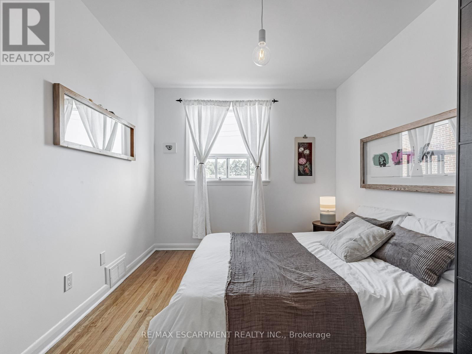 35 WOODENHILL COURT Image 24