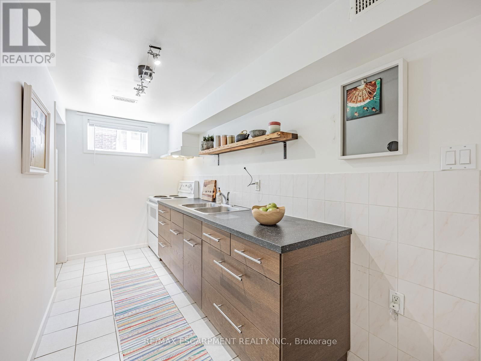 35 WOODENHILL COURT Image 32