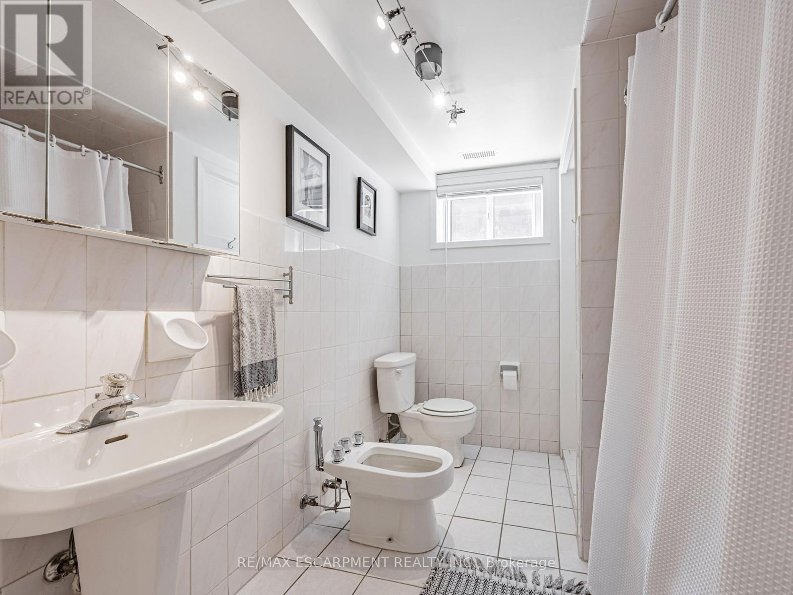 35 WOODENHILL COURT Image 33