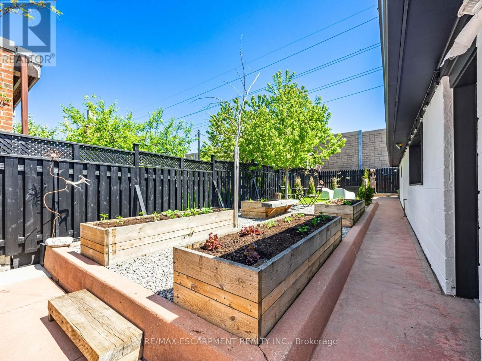 35 WOODENHILL COURT Image 38