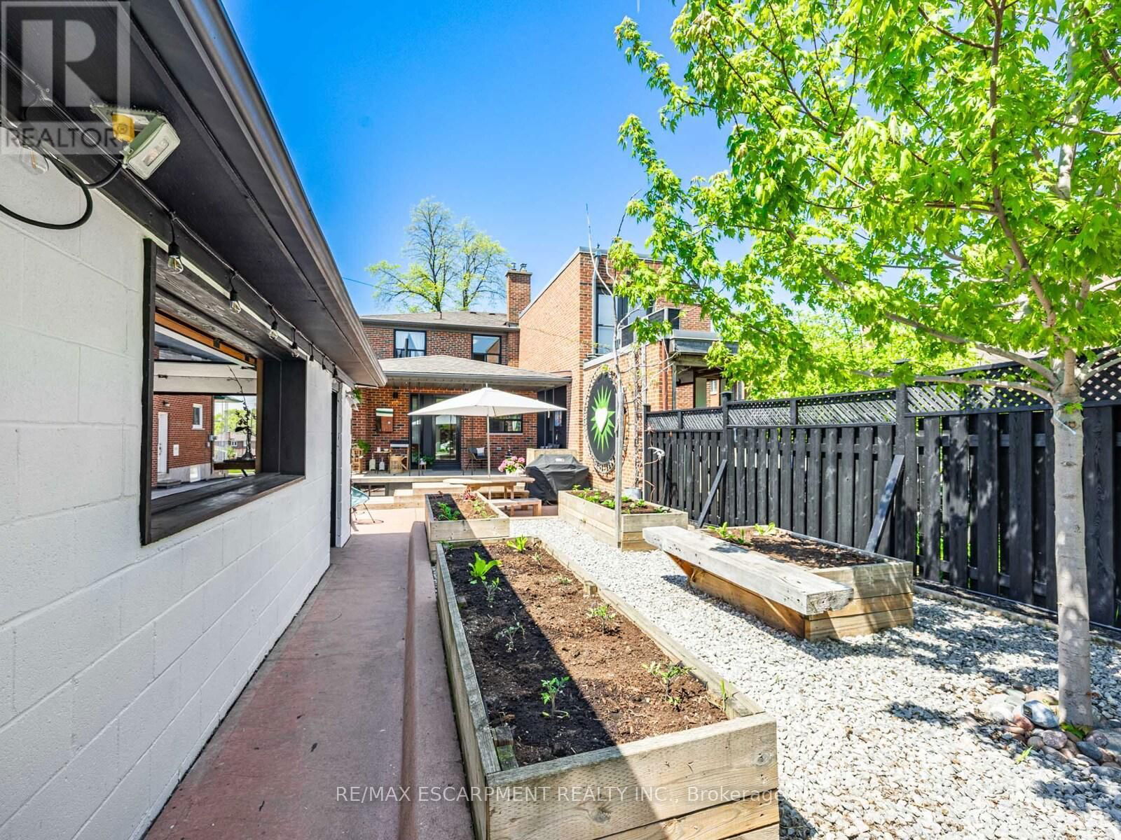 35 WOODENHILL COURT Image 40