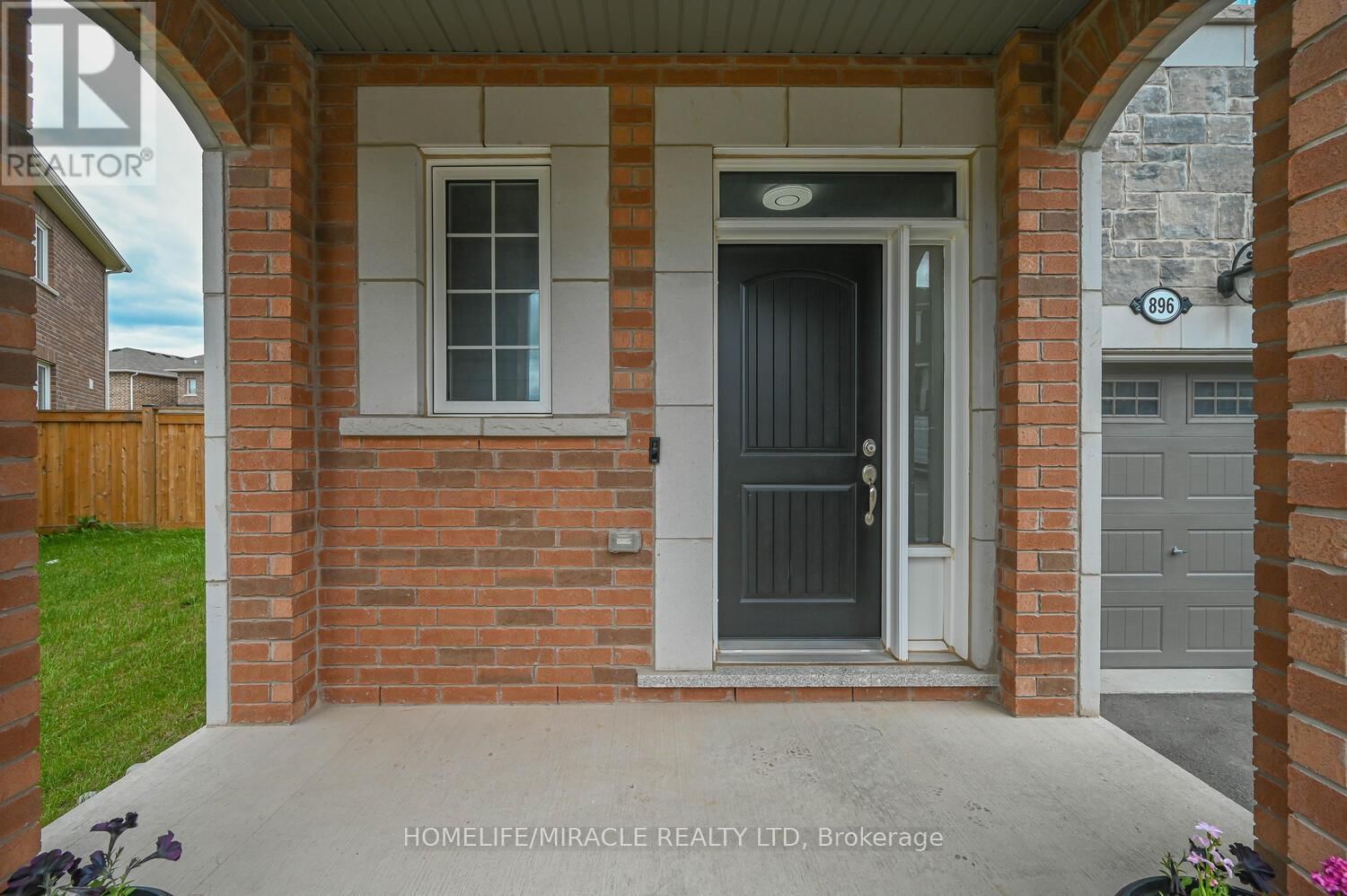 896 SUMAC CRESCENT Image 3