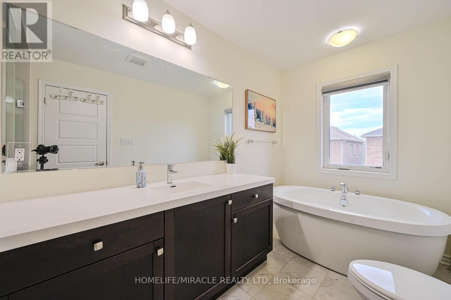 896 SUMAC CRESCENT Image 32