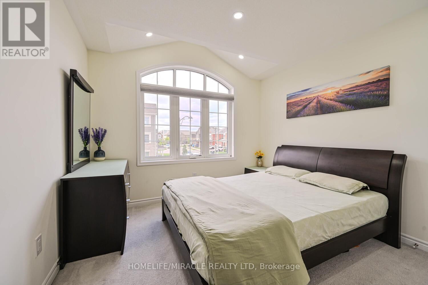 896 SUMAC CRESCENT Image 33