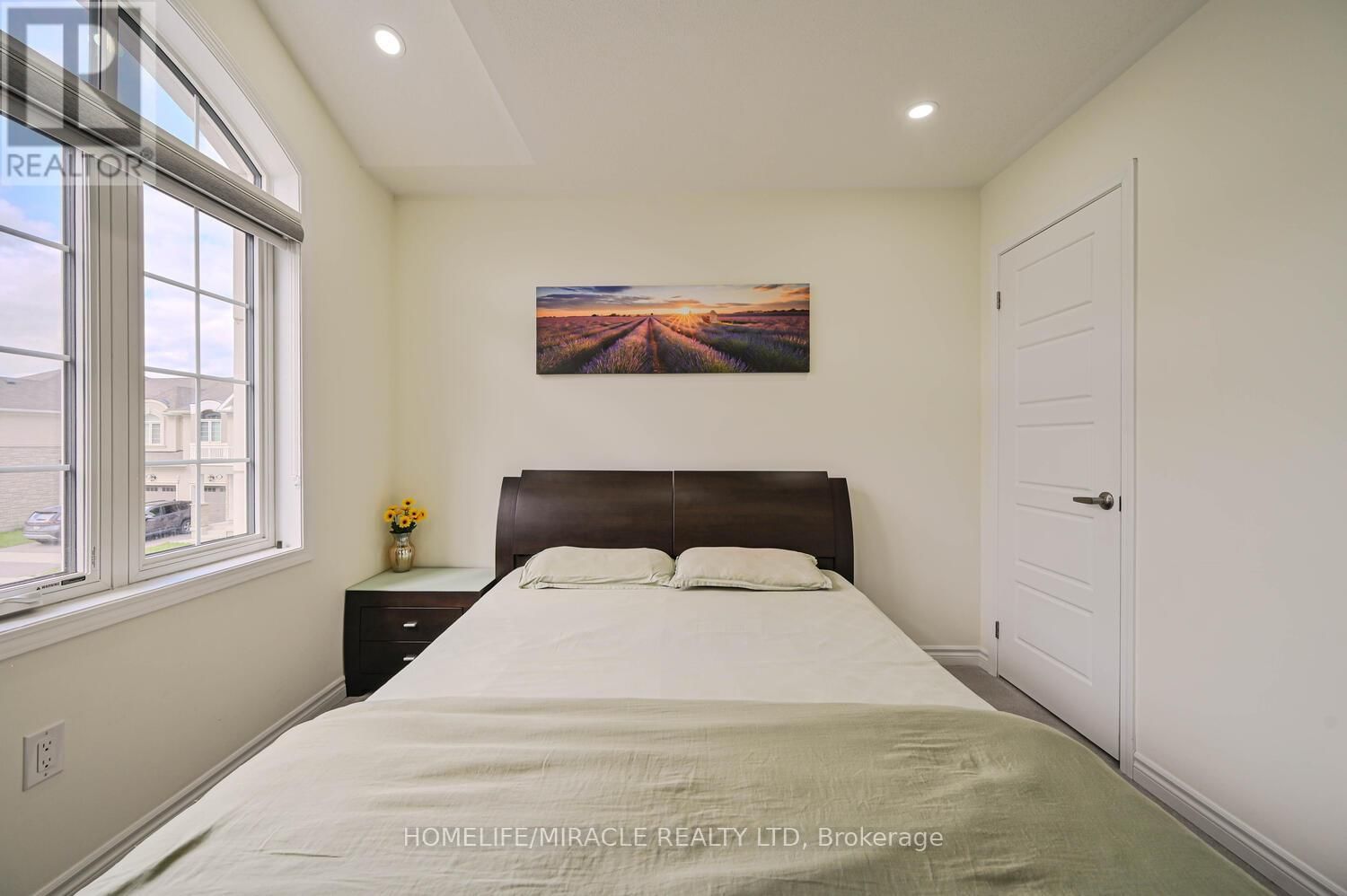 896 SUMAC CRESCENT Image 37