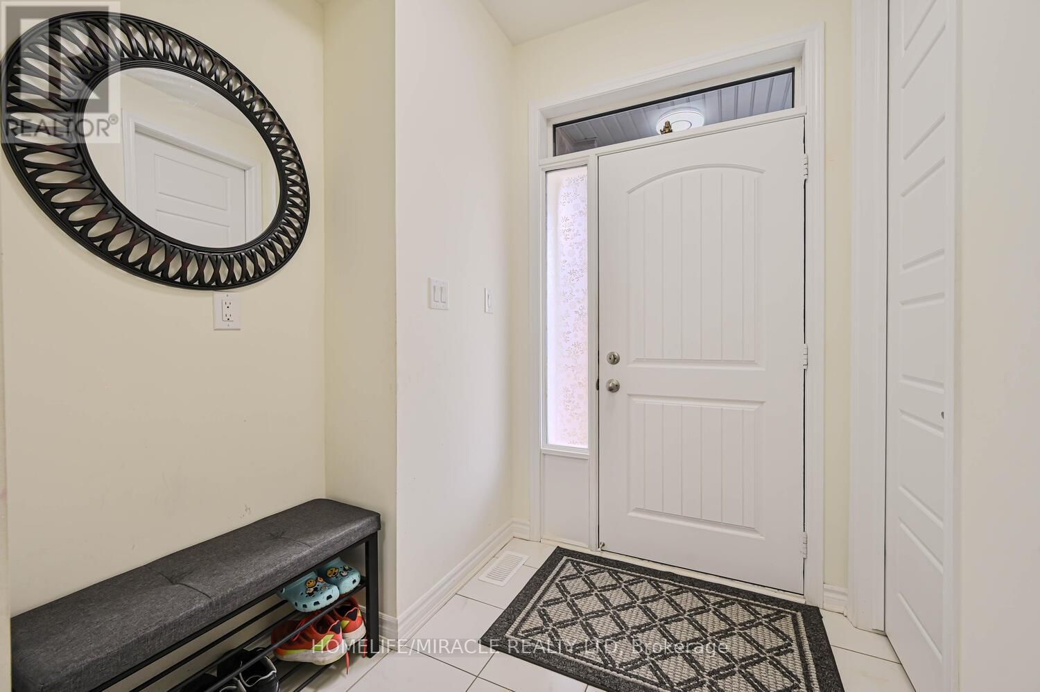 896 SUMAC CRESCENT Image 4