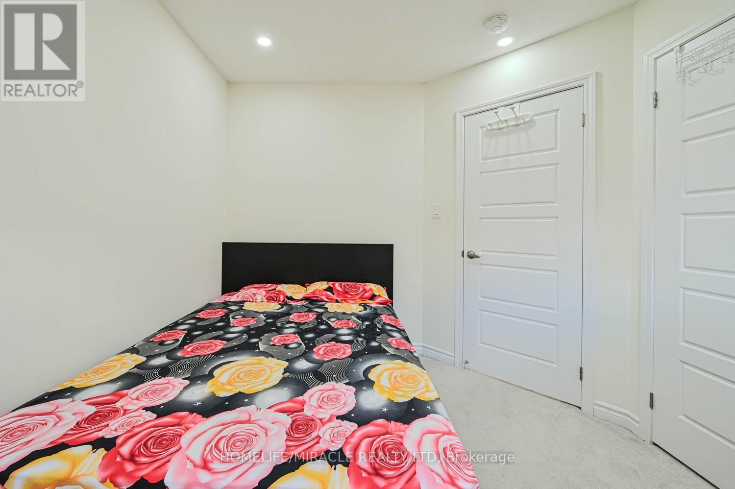 896 SUMAC CRESCENT Image 43