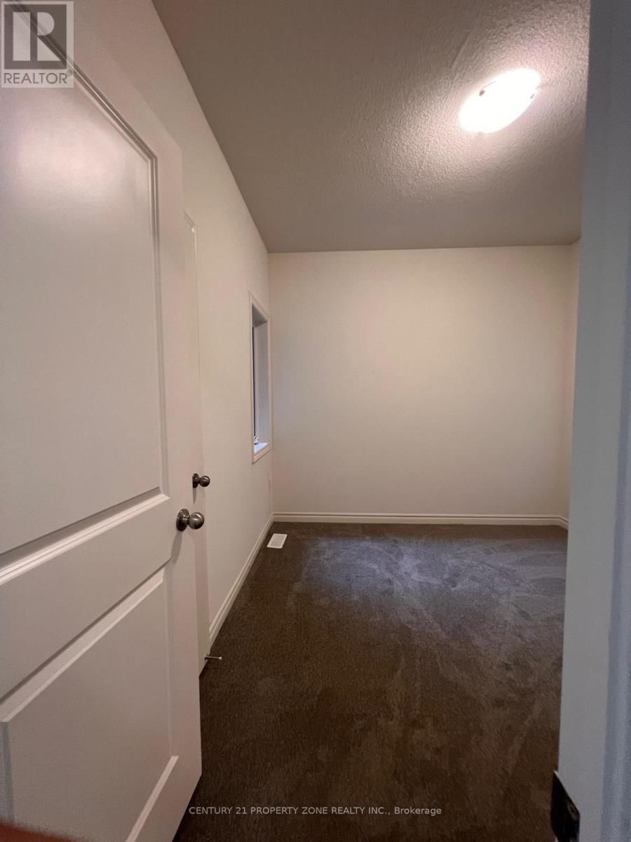 4 DONALD FICHT CRESCENT Image 12