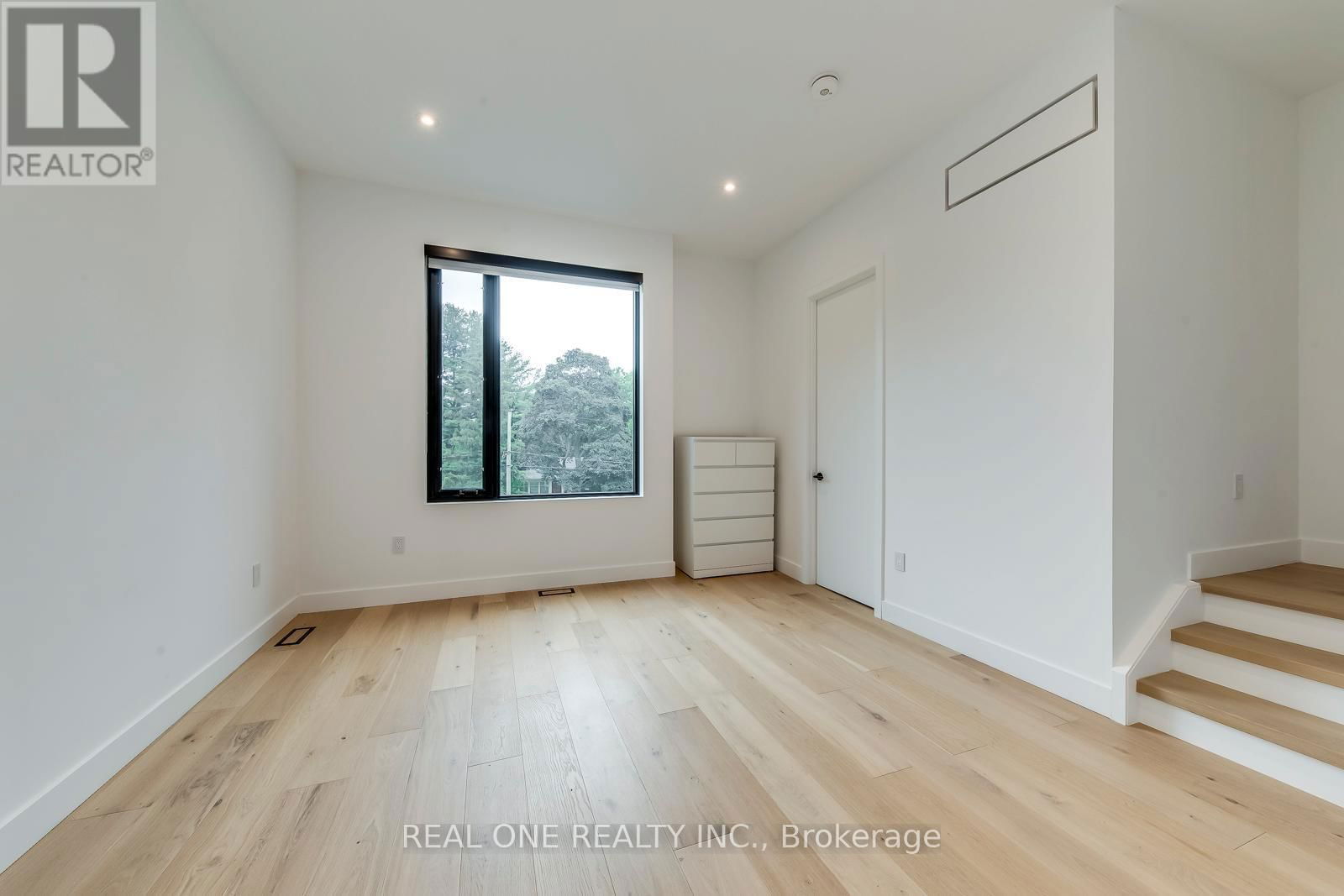 1405 ACTON CRESCENT Image 34