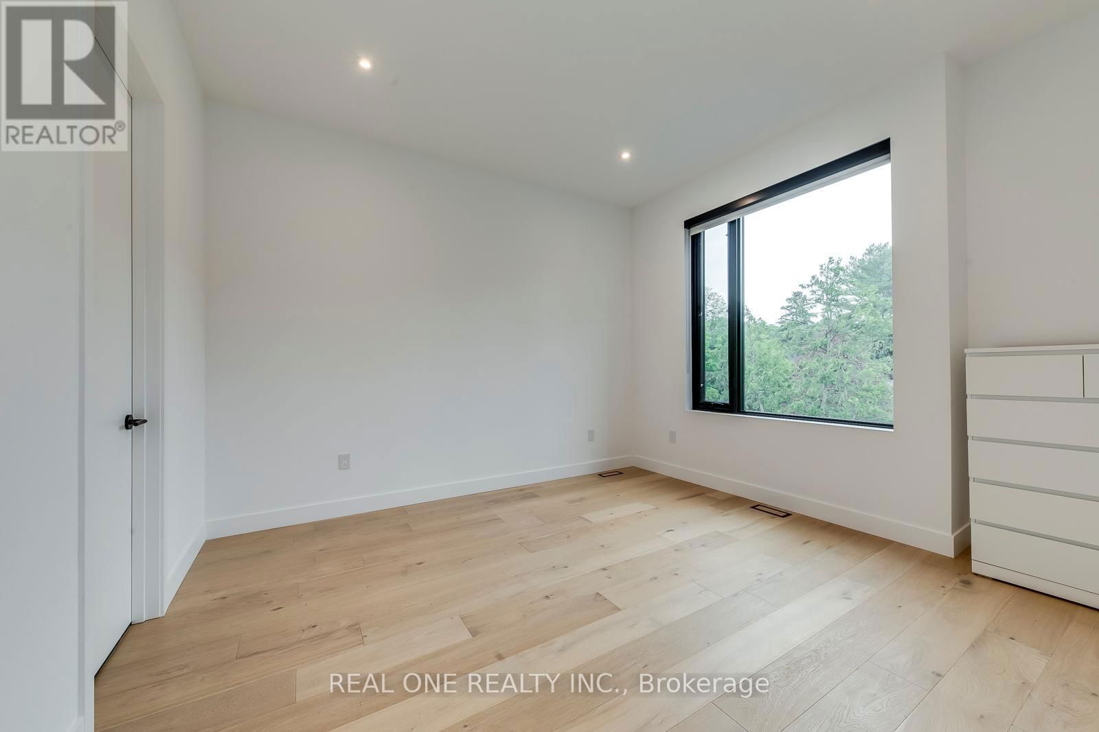 1405 ACTON CRESCENT Image 35