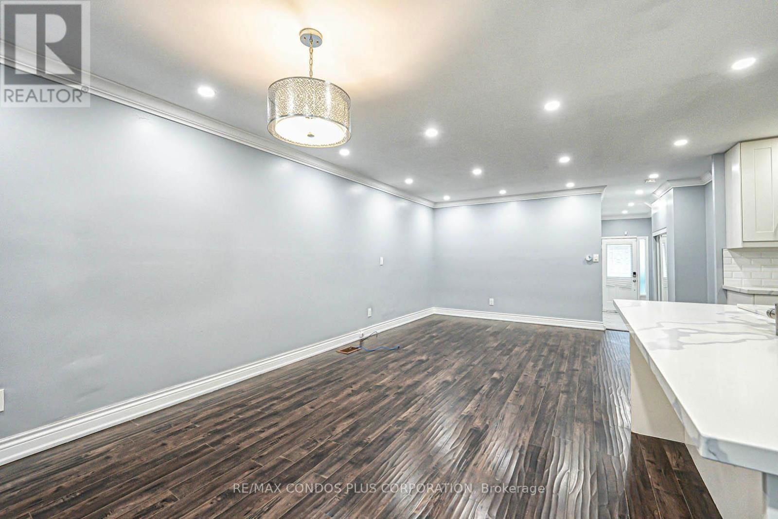 31 - 525 MEADOWS BOULEVARD Image 13