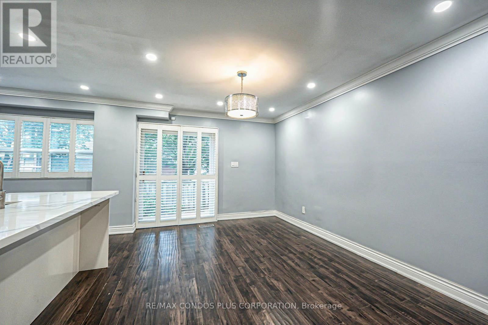 31 - 525 MEADOWS BOULEVARD Image 8