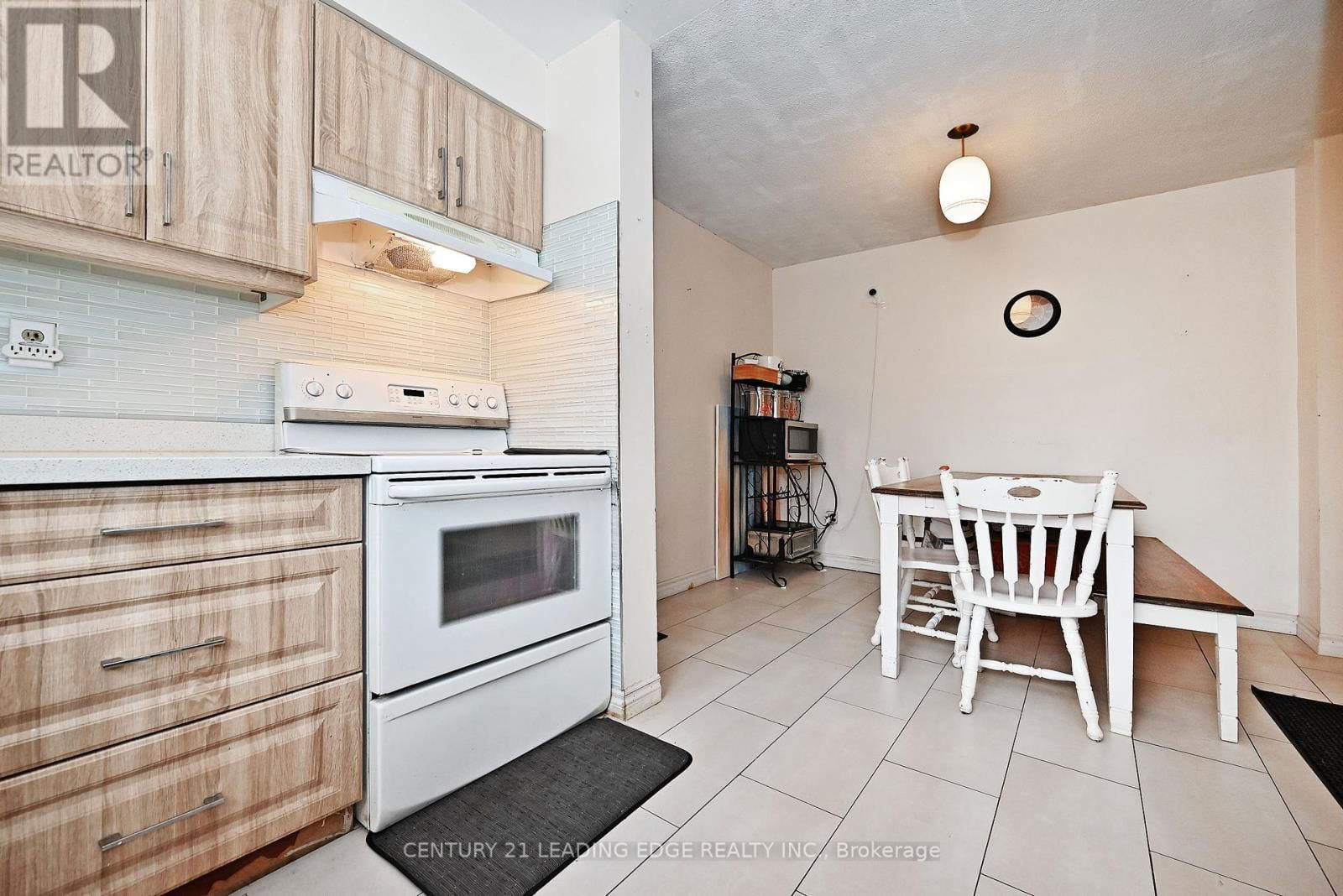 60 - 2016 MARTIN GROVE ROAD Image 11