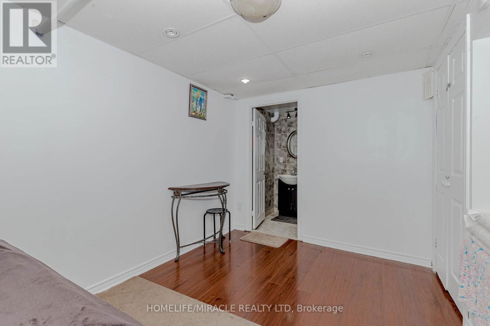 12 - 12 EDEN PARK SOUTH Image 39