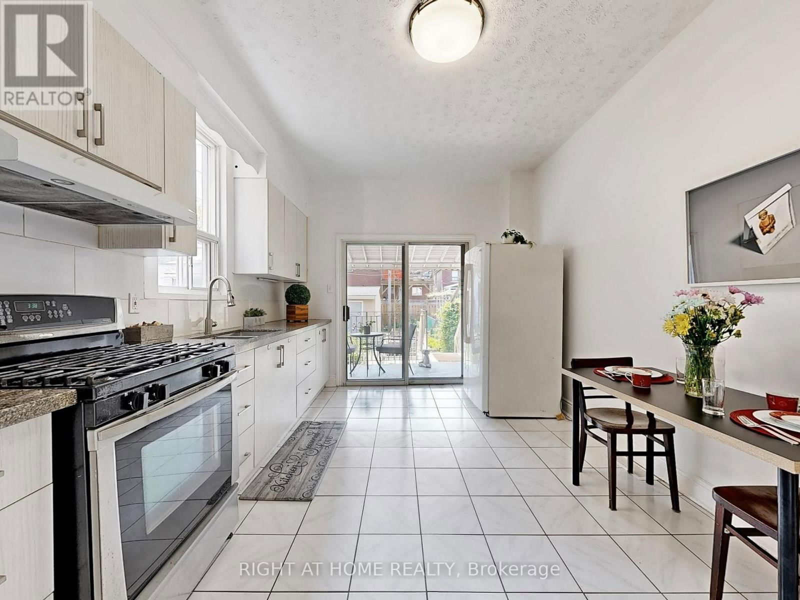 1072 DUFFERIN STREET Image 12