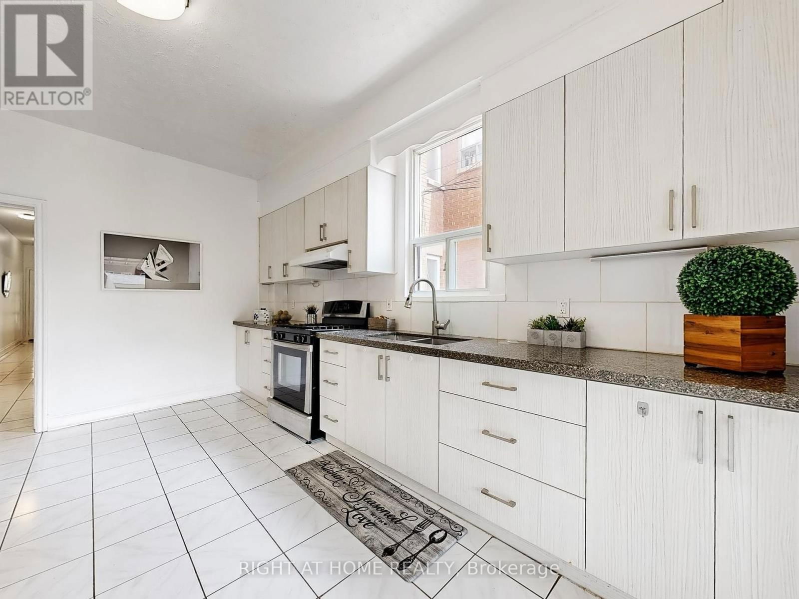 1072 DUFFERIN STREET Image 14