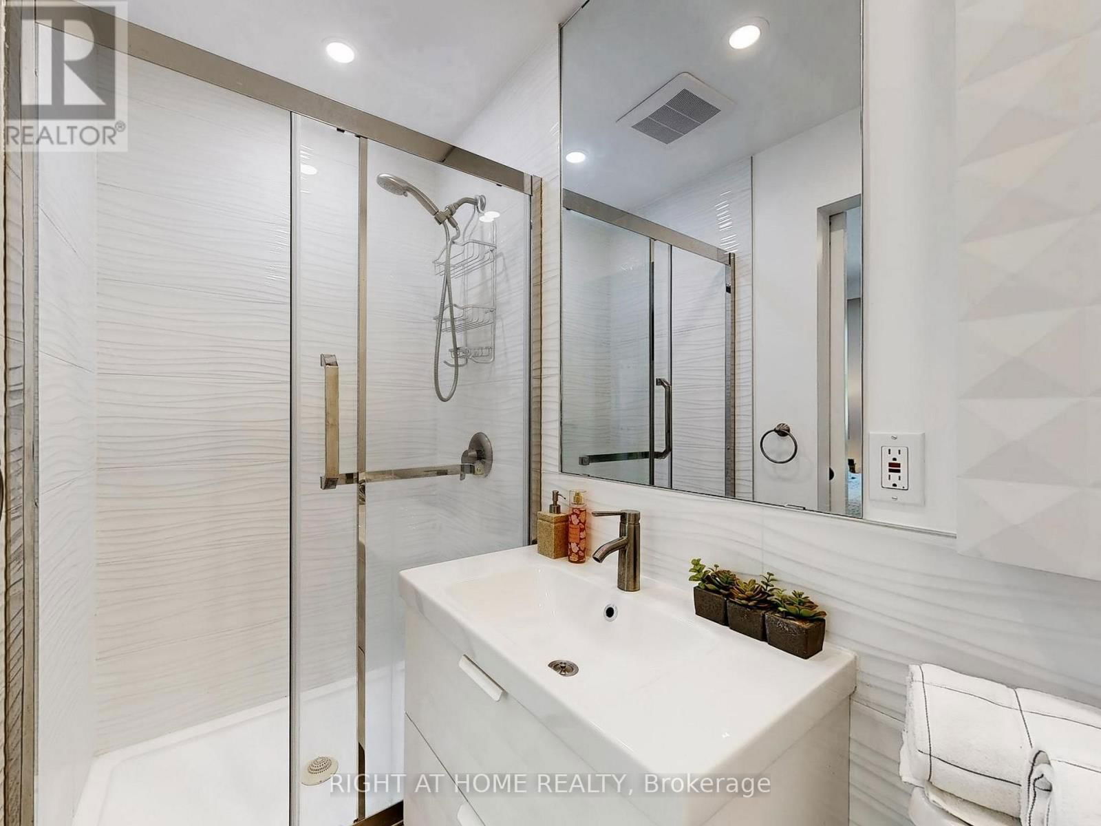 1072 DUFFERIN STREET Image 20