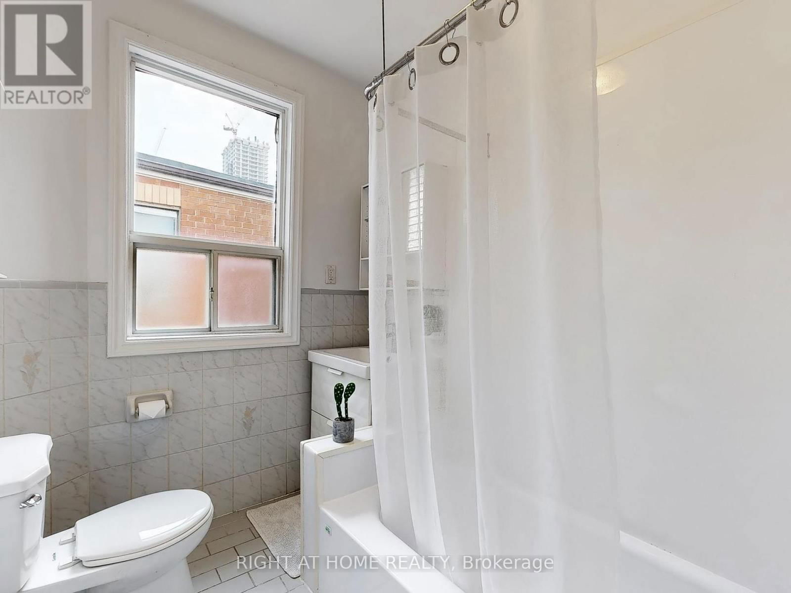 1072 DUFFERIN STREET Image 25