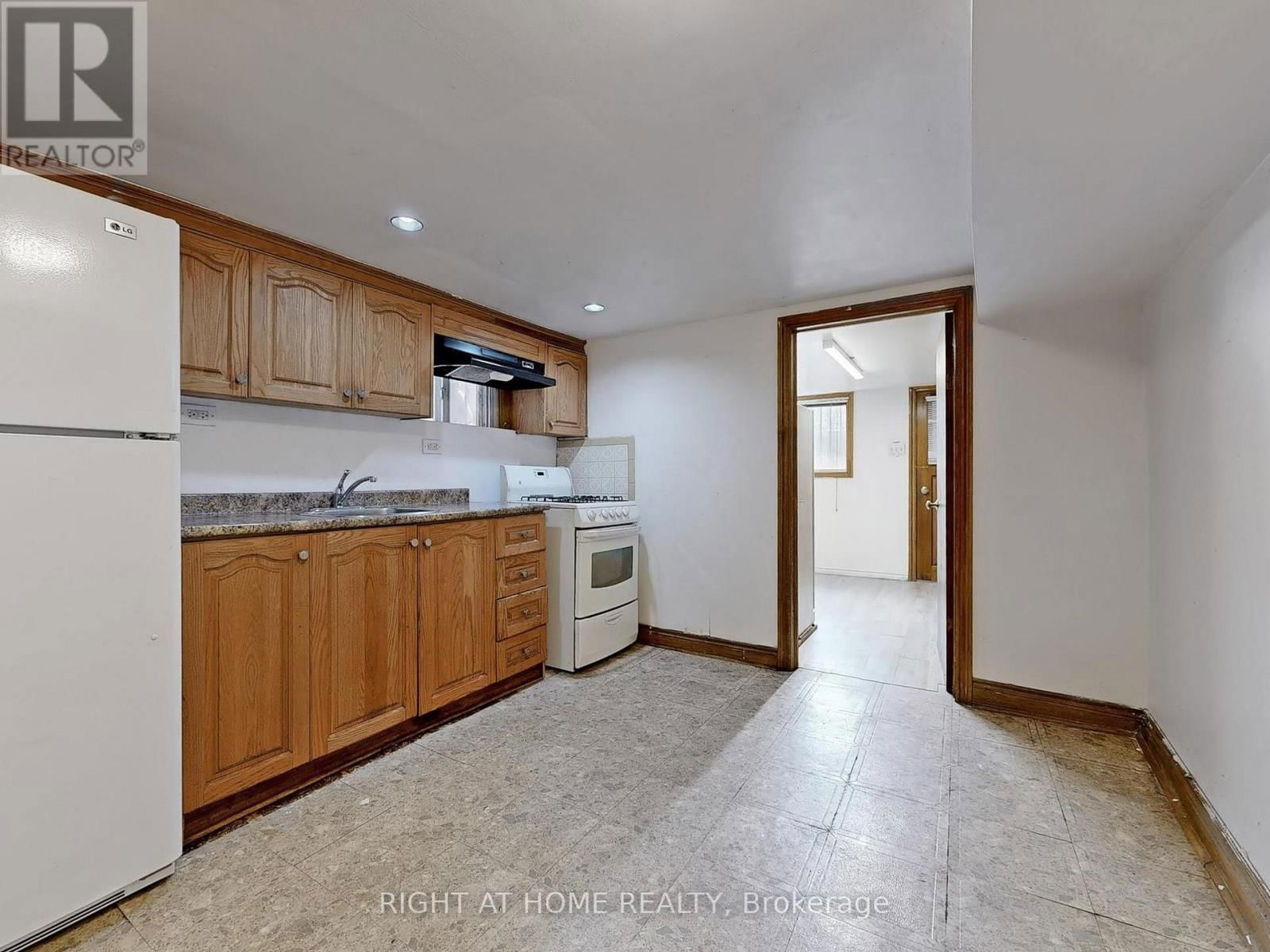 1072 DUFFERIN STREET Image 28