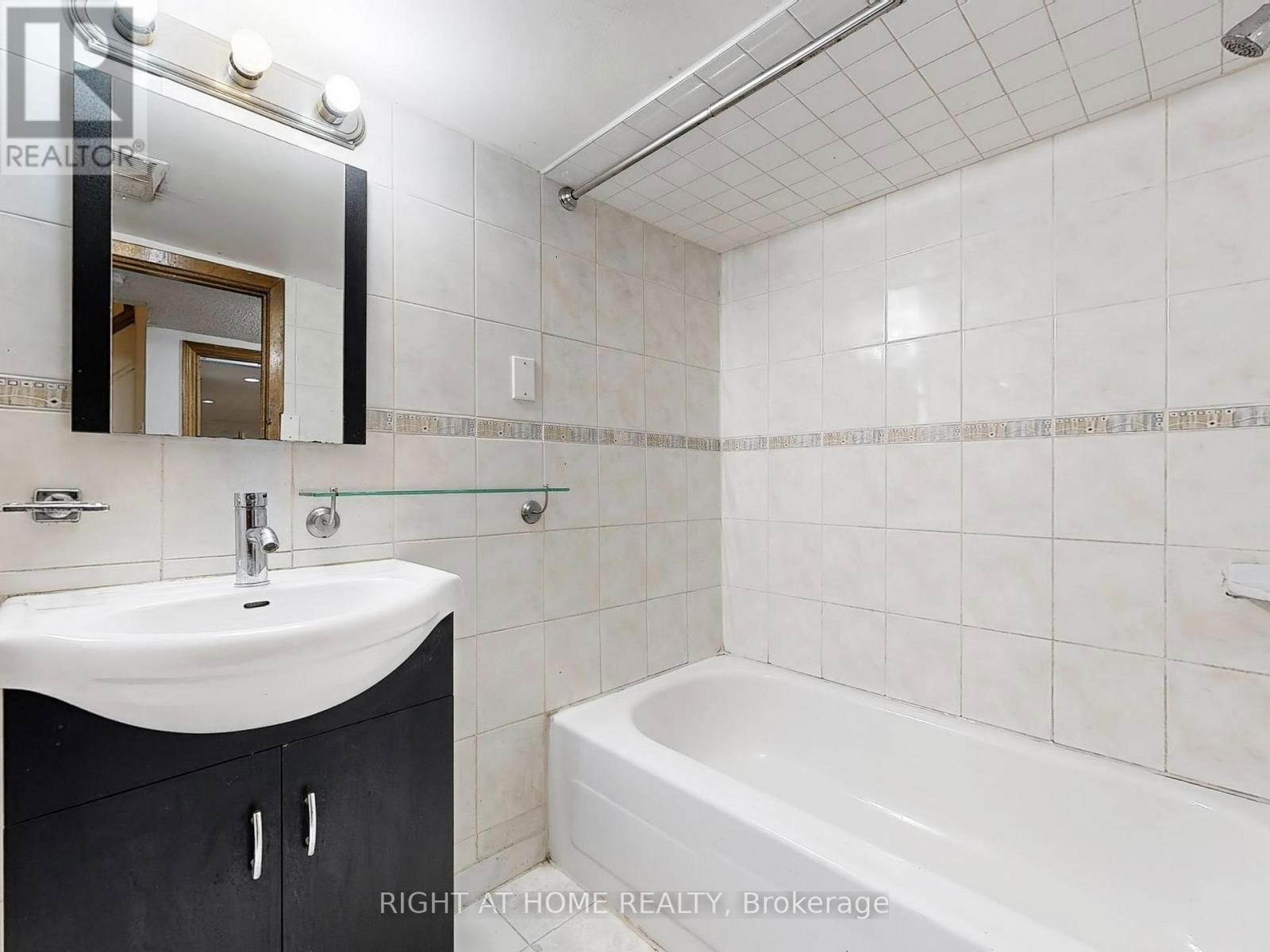 1072 DUFFERIN STREET Image 29