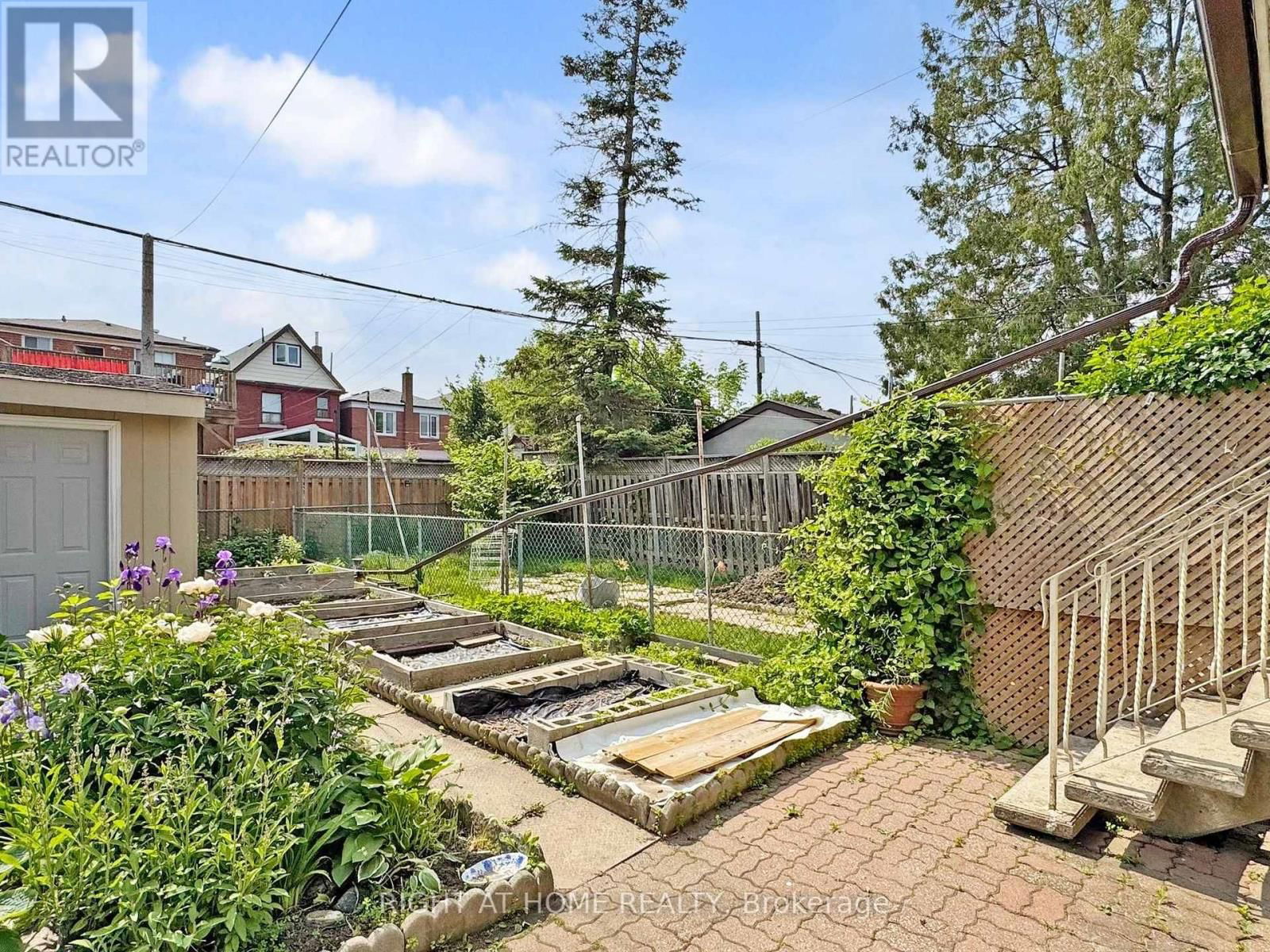 1072 DUFFERIN STREET Image 33