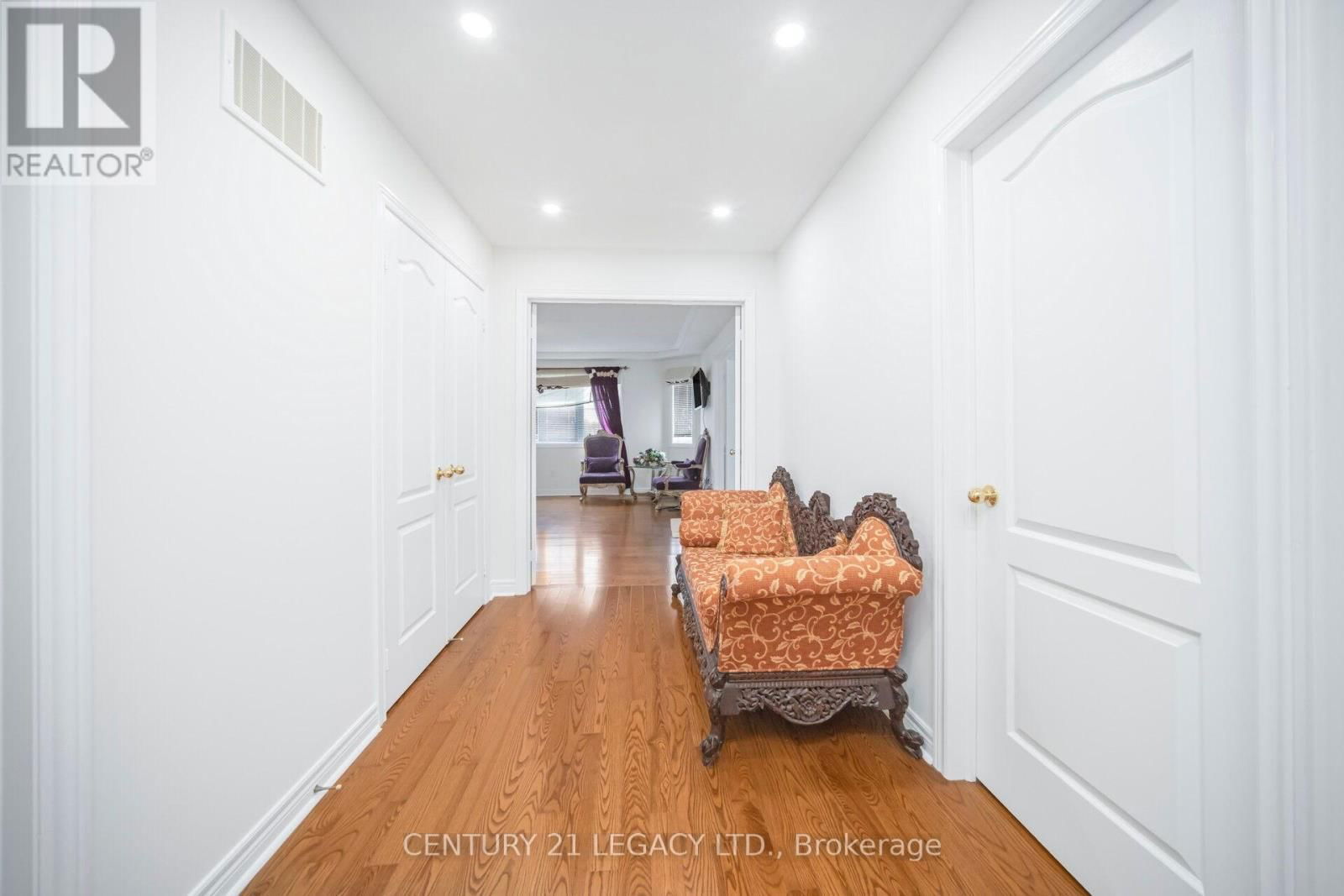 3136 COUNTESS CRESCENT Image 22