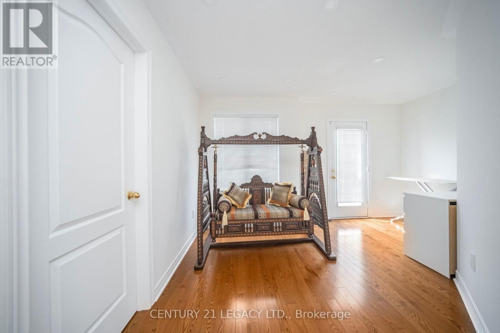 3136 COUNTESS CRESCENT Image 32