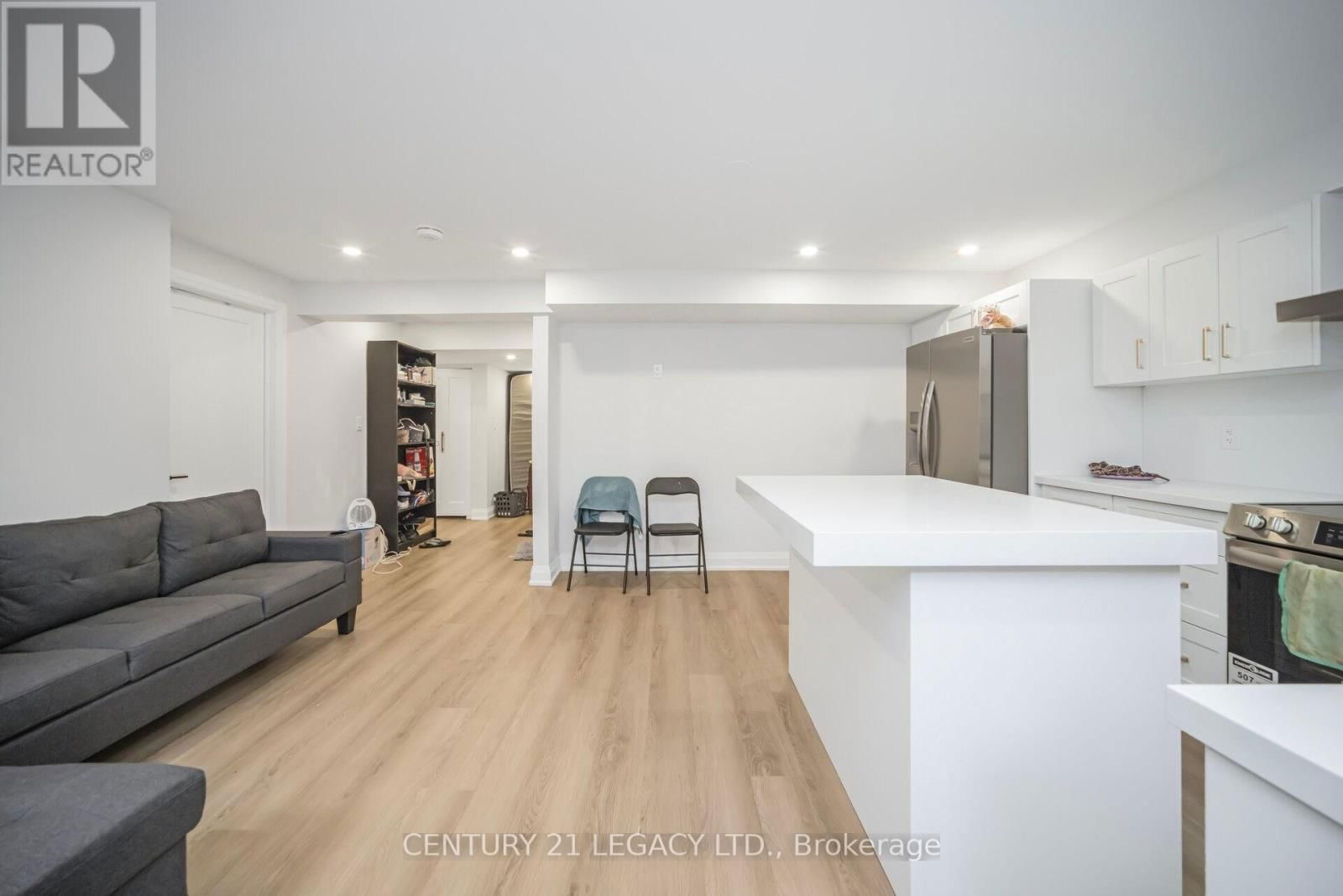3136 COUNTESS CRESCENT Image 36