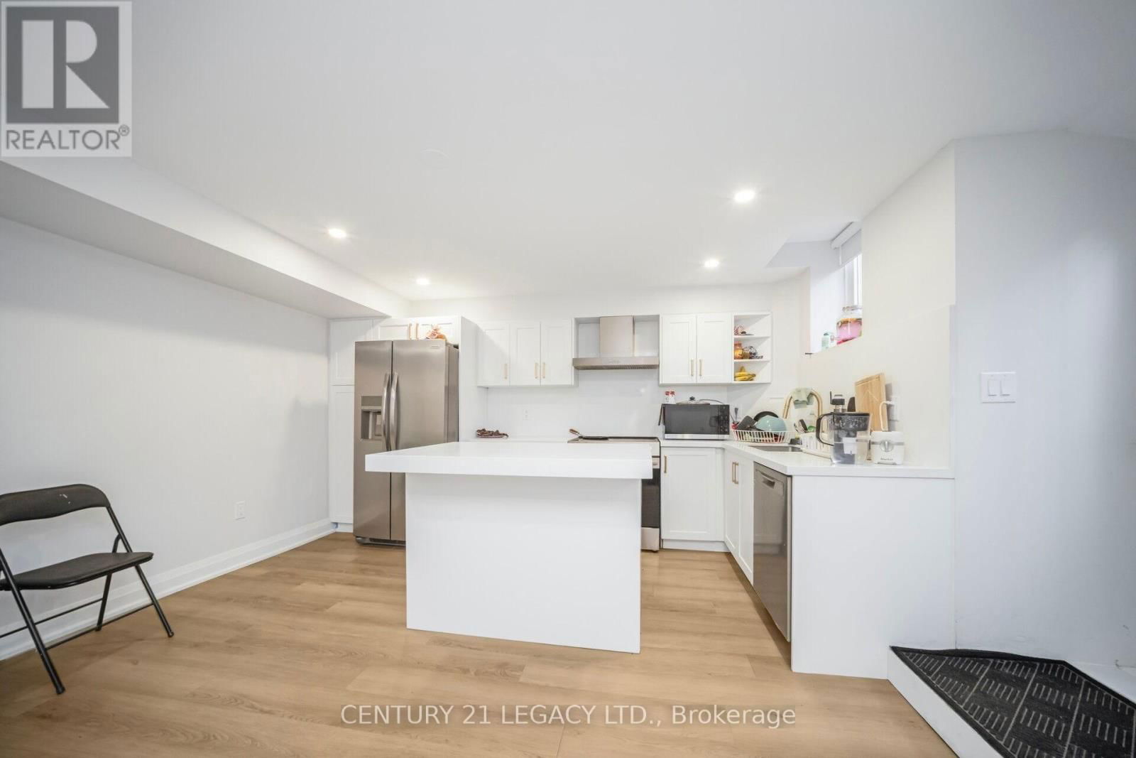 3136 COUNTESS CRESCENT Image 37