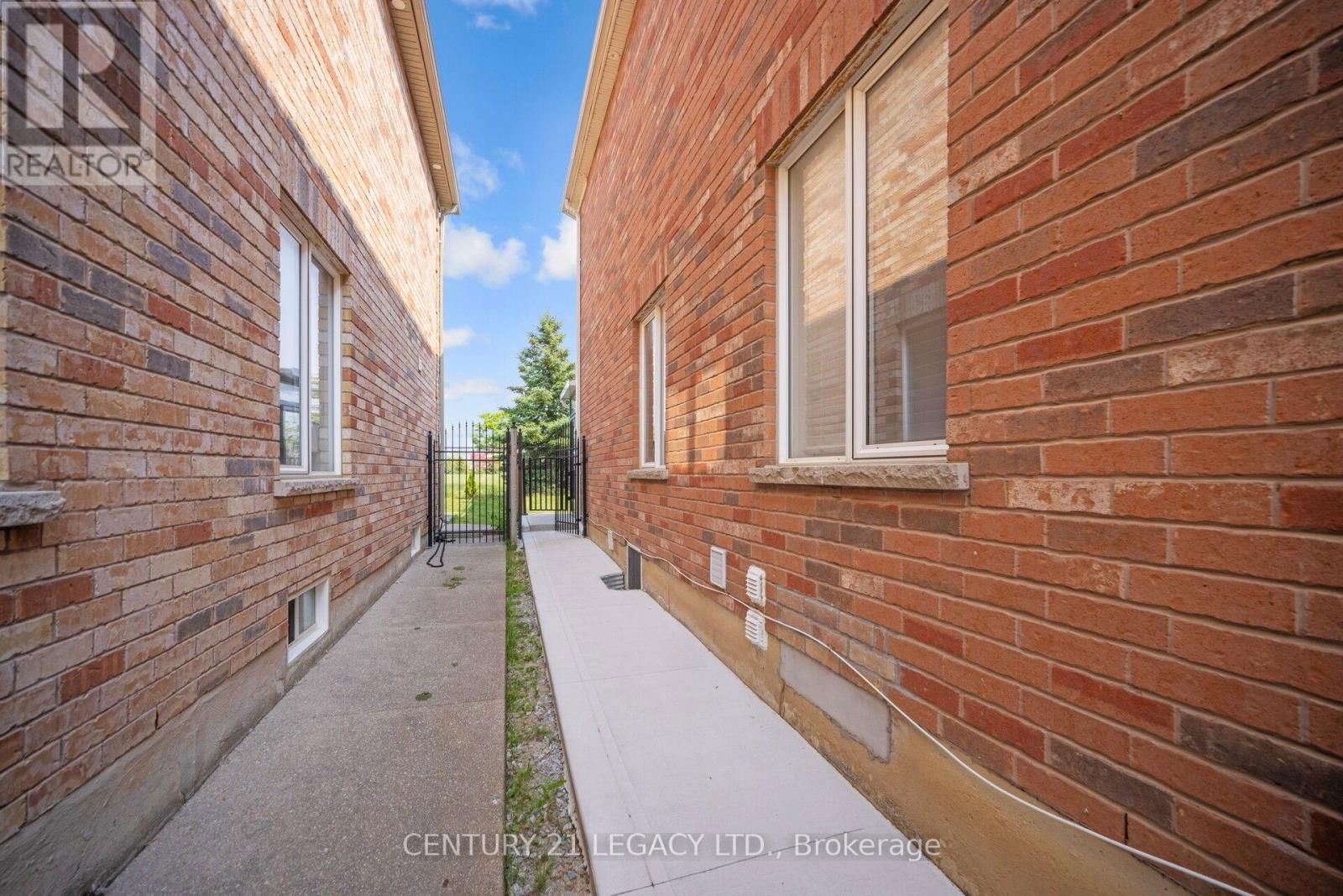 3136 COUNTESS CRESCENT Image 43