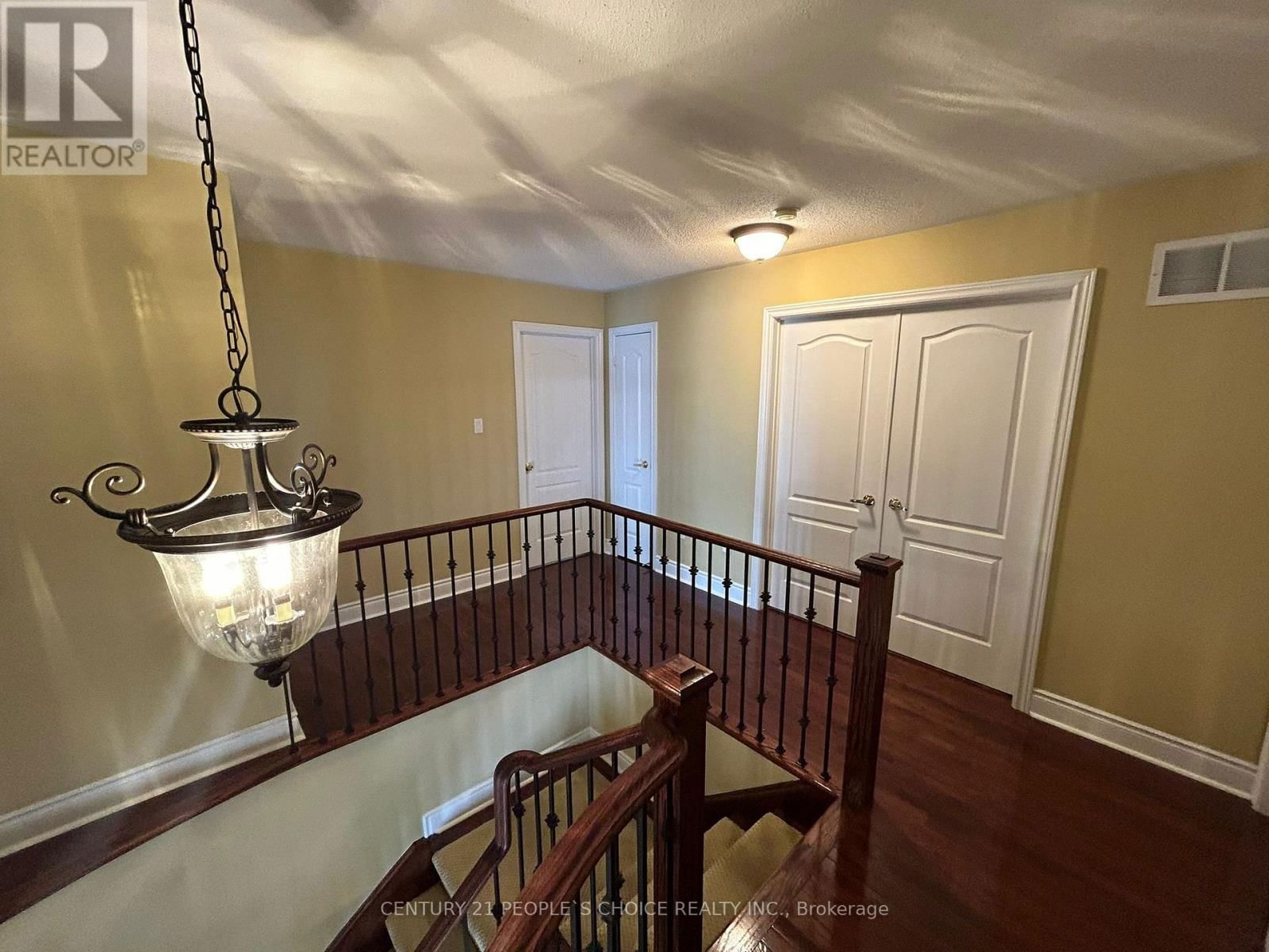 128 MOUNT ROYAL CIRCLE Image 20
